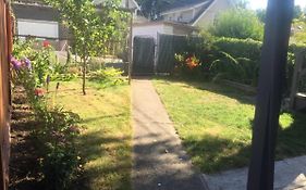 Quiet-Comfy 3 Bedroom Home On A Tree Lined Street In Kits